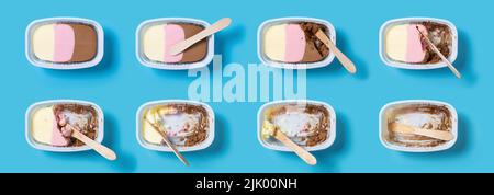 vista dall'alto processo di mangiare gelato multicolore su sfondo blu Foto Stock