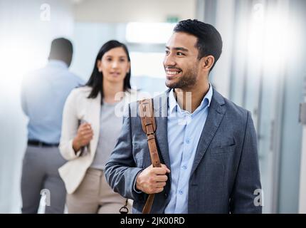 Non sognare appena a questo proposito, perseguitarlo. Uomini d'affari che camminano attraverso un ufficio. Foto Stock