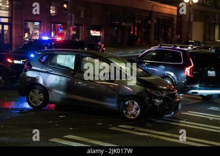 Seattle, Stati Uniti. 15th Lug 2022. Più auto si scontrano in Pioneer Square la sera. Foto Stock