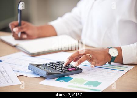 Finanza, contabilità e analisi dei dati per la pianificazione del gettito fiscale e il calcolo di una nuova strategia finanziaria. Contabile professionista che lavora con i rapporti bancari Foto Stock