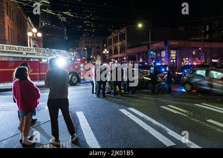 Seattle, Stati Uniti. 15th Lug 2022. Più auto si scontrano in Pioneer Square la sera. Foto Stock