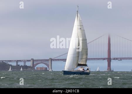 Un marinaio plys le acque della baia di San Francisco. Foto Stock