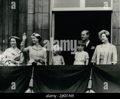 05 maggio 1954 - Londra, Inghilterra, Regno Unito - la REGINA ELISABETTA, seconda da sinistra, ondeggia verso la grande folla fuori Buckingham Palace, quando apparve sul balcone questo pomeriggio con IL PRINCIPE FILIPPO il duca di Edimburgo, seconda da destra dietro, il loro figlio, IL PRINCIPE CARLO, terza da destra, La figlia ANNA, terza da sinistra, LA REGINA MADRE, destra, E LA PRINCIPESSA MARGARET, sinistra. (Credit Image: © Keystone Press Agency/ZUMA Press Wire) Foto Stock