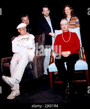 6 aprile 2002 - Westport, Connecticut, Stati Uniti - gli attori americani posano per una foto, back row, TIM ROBBINS, MATTHEW BRODERICK, SUSAN SARANDON, Prima fila seduta, PAUL NEWMAN e JOANNE WOODWARD. Il gruppo è al Westport Country Playhouse Special Performance di A.R. Le "voci ancestrali" di Gurney a beneficio della Playhouse. (Credit Image: © Ipol/Globe Photos/ZUMA Press Wire/ZUMAPRESS.com) Foto Stock