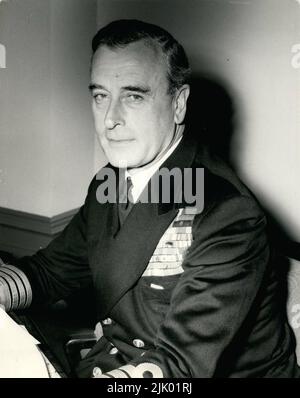 Londra, Inghilterra, Regno Unito. 04th Apr 1955. CONTE MOUNTBATTEN, 57 anni, ha assunto i suoi doveri di primo Signore del Mare. Fino a poco tempo fa comandò la flotta britannica del Mediterraneo e le forze navali e aeree del Mediterraneo dei paesi dell'organizzazione del trattato del Nord Atlantico. Per l'ultimo mese ha effettuato una serie di ispezioni delle basi navali e dei dipartimenti Ammiragliati in tutte le parti del Paese. Foto mostra: L'ammiraglio Conte Mountbatten di Birmania, nella sua stanza all'Ammiragliato questa mattina. Credit: Keystone Press Agency/ZUMA Wire/Alamy Live News Foto Stock