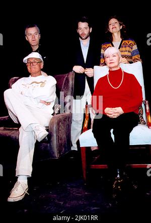 6 aprile 2002 - Westport, Connecticut, Stati Uniti - gli attori americani posano per una foto, back row, TIM ROBBINS, MATTHEW BRODERICK, SUSAN SARANDON, Prima fila seduta, PAUL NEWMAN e JOANNE WOODWARD. Il gruppo è al Westport Country Playhouse Special Performance di A.R. Le "voci ancestrali" di Gurney a beneficio della Playhouse. (Credit Image: © Ipol/Globe Photos/ZUMA Press Wire/ZUMAPRESS.com) Foto Stock