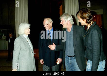 9 maggio 2005 - New York, New York, Stati Uniti - marito e moglie, JOANNE WOODWARD, a sinistra, E PAUL NEWMAN salutano RICHARD GERE, secondo da destra, e CAREY LOWELL, durante gli arrivi ad una proiezione dei film HBO 'Empire Falls' al Metropolitan Museum of Art di New York City. (Credit Image: © Sonia Moskowitz/Globe Photos/ZUMA Press Wire/ZUMAPRESS.com) Foto Stock