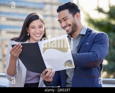 I nostri numeri sono migliorati: Due uomini d'affari rivedono insieme i documenti. Foto Stock