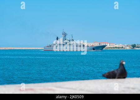 RUSSIA, CRIMEA - 08 LUGLIO 2022: Gruppo militare russo sevastopol russia Navy Day parata cielo nave da battaglia, per la crimea in battaglia e porto all'aperto Foto Stock