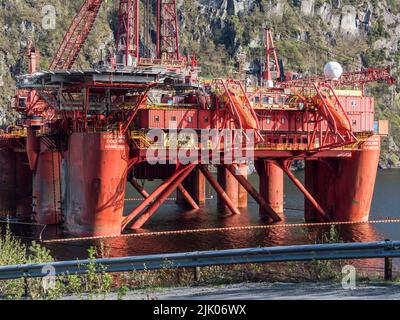 Piattaforma di nuoto nel fiordo Fedafjord, Norvegia Foto Stock