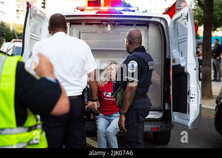 Washington, DC, Stati Uniti. 28th luglio 2022. Almeno due attivisti climatici sono stati arrestati al gioco di baseball del Congresso al National's Park di Washington, DC il 28 luglio 2022 per chiedere a Biden di dichiarare un'emergenza climatica e Congresso passare la legislazione climatica storica (foto di Karla Coté/Sipa USA) Credit: Sipa USA/Alamy Live News Foto Stock