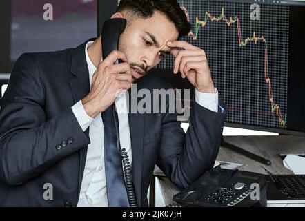 Ha sottolineato l'uomo d'affari al telefono, il commercio sul mercato azionario durante una crisi finanziaria. Commerciante in un mercato dell'orso con le scorte che si schiantano. Crash del mercato Foto Stock