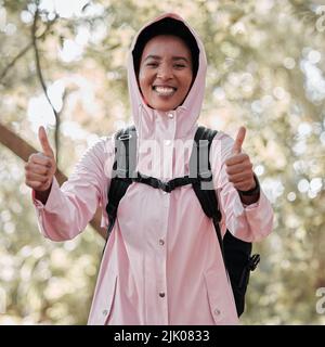 Theres niente che amo più che trekking. Una donna che indossa un windbreaker mentre fuori su un'escursione. Foto Stock
