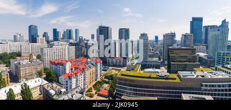 7.22.2022 Varsavia, Polonia. Vista aerea panoramica del centro eclettico della città e distinguibili ardesia rossa di uno dei tanti blocchi di appartamenti. Grattacieli sullo sfondo. Foto di alta qualità Foto Stock