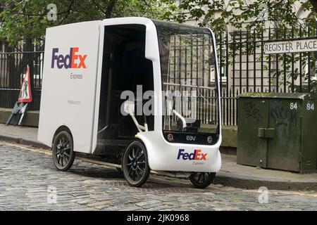 Un veicolo di carico FedEx EAV per le strade di Edimburgo Foto Stock