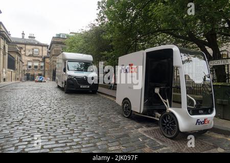 Un veicolo di carico FedEx EAV per le strade di Edimburgo Foto Stock