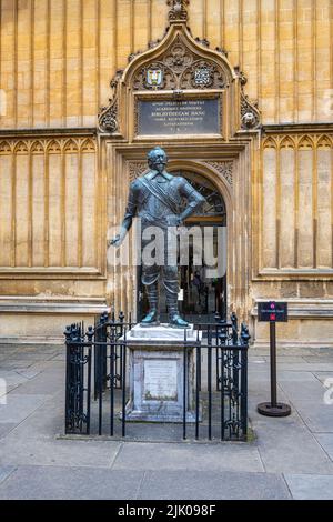 Statua di bronzo William Herbert Conte di Pembroke nel quadrilatero cortile della biblioteca bodleiana università di oxford inghilterra regno unito Foto Stock