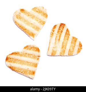 Pane tostato a forma di cuore con segni della griglia isolati su sfondo bianco Foto Stock