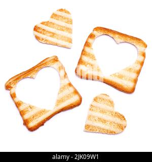 Pane tostato con segni del grill e foro a forma di cuore isolato su sfondo bianco Foto Stock