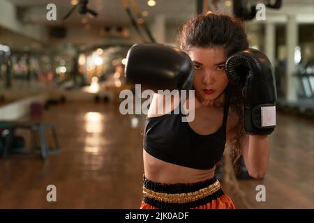 Piuttosto vietnamita femmina boxer formazione in palestra Foto Stock