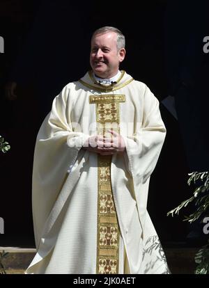 Foto del file del 1/8/2015 di Padre Dermott Donnelly. Si terrà una Messa di Requiem per il fratello della stella televisiva dicembre il sacerdote popolare, che aveva recentemente celebrato 30 anni di servizio nella chiesa cattolica, è morto all'inizio di questo mese in ospedale dopo essere stato gravemente ammalato. La Messa del Requiem si tenne nella Cattedrale di St Mary, Newcastle, venerdì a pranzo. Data di emissione: Venerdì 29 luglio 2022. Foto Stock