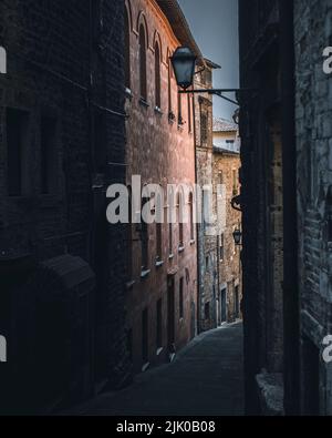 Una foto verticale di una bella strada stretta tra due edifici Foto Stock