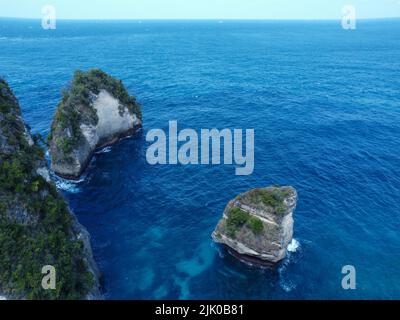 Vista aerea delle rocce di Nusa Penida e delle acque cristalline di Bali Foto Stock