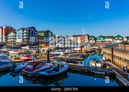 Exmouth marina nella contea di Devon, Regno Unito circondato da edifici di appartamenti colorati Foto Stock