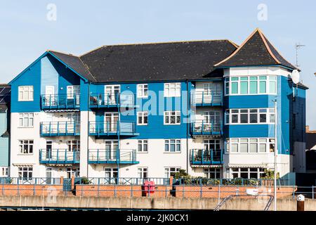 Exmouth marina nella contea di Devon, Regno Unito circondato da un colorato edificio di appartamenti Foto Stock