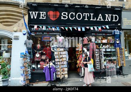 negozio turistico su cockburn Street edinburgh Royal Mile scotland nell'estate 2022 Regno Unito Foto Stock