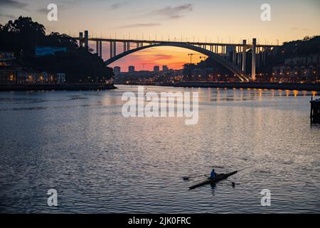 Vista panoramica del Ponte da Arrabida nell'ora blu al tramonto, Porto, Portogallo Foto Stock