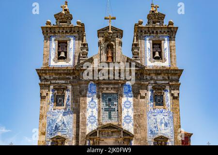 La chiesa di Santo Ildefonso decorata con azulejos nel centro di Porto, Portogallo Foto Stock