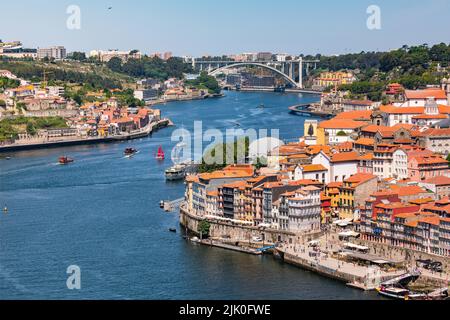 Vista pittoresca del lungofiume del Douro e del Ponte da Arrabida, Porto, Portogallo Foto Stock