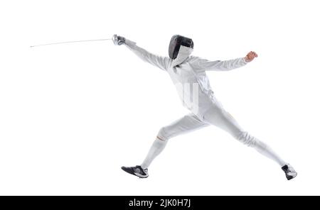 Ritratto dinamico del giovane uomo, fencer in costume da scherma con la spada in mano allenamento isolato su sfondo bianco studio. Sport, energia, abilità Foto Stock