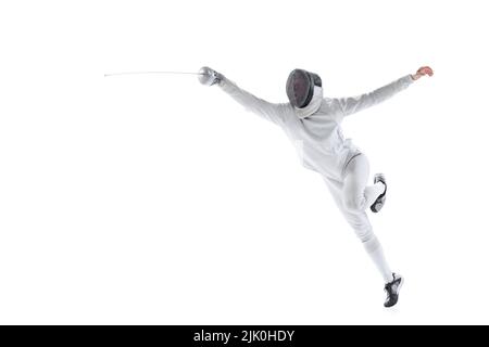 Ritratto dinamico del giovane uomo, fencer in costume da scherma con la spada in mano allenamento isolato su sfondo bianco studio. Sport, energia, abilità Foto Stock