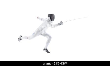 Ritratto dinamico del giovane uomo, fencer in costume da scherma con la spada in mano allenamento isolato su sfondo bianco studio. Sport, energia, abilità Foto Stock