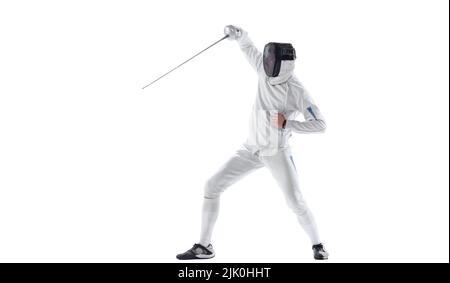 Ritratto dinamico del giovane uomo, fencer in costume da scherma con la spada in mano allenamento isolato su sfondo bianco studio. Sport, energia, abilità Foto Stock