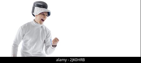 Volantino con ritratto di fencer professionale maschile in costume da scherma e maschera che tiene spada piccola isolato su sfondo bianco. Sport, emozioni vincenti Foto Stock