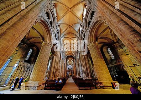 La Cattedrale di Durham costruita nel 1093 dai Normanni è un sito patrimonio dell'umanità dell'UNESCO, qui sono mostrati i pilastri della navata altare e il rosone che contiene il resto Foto Stock