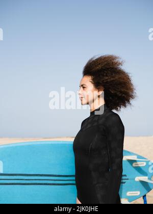 Ritratto di profilo femminile di surfer multirazziale Foto Stock