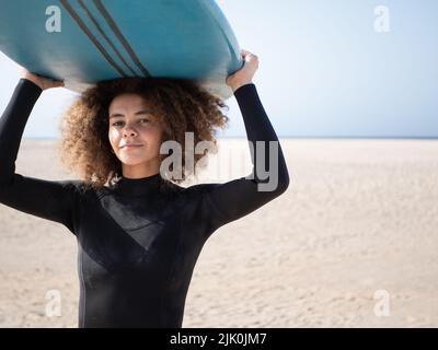 Multirazziale surfer giovane donna ritratto Foto Stock