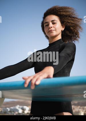 Ragazza surfer con ritratto di capelli afro Foto Stock