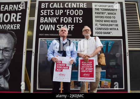 Londra, Regno Unito. 29th luglio 2022. I membri del lavoro John McDonnell e Jeremy Corbyn si uniscono al CWU (Unione dei lavoratori della comunicazione) picket di colpo fuori dalla torre BT. Migliaia di lavoratori di BT e Openreach hanno messo in scena walkout oltre la retribuzione. Credit: Vuk Valcic/Alamy Live News Foto Stock