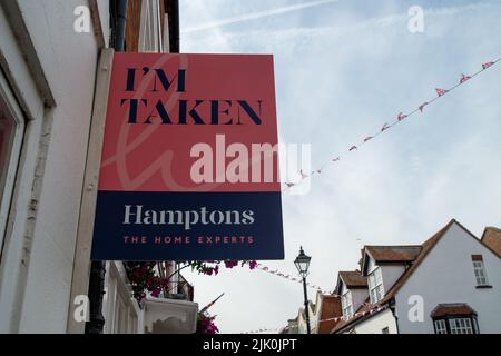 Eton, Windsor, Berkshire, Regno Unito. 29th luglio 2022. A Hamptons sono preso bordo di proprietà fuori di una casa in Eton High Street. La proprietà rimane forte anche se è stato segnalato per rallentare finalmente. Credit: Maureen McLean/Alamy Foto Stock