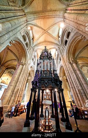 Durham Cattedrale costruita nel 1093 dai Normanni è un sito patrimonio dell'umanità dell'UNESCO mostrato è il fonte battesimale occidentale con tetto ad arco e colonne è anche ho Foto Stock