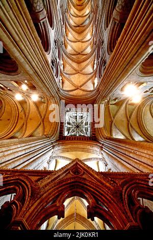 Durham Cattedrale costruita nel 1093 dai Normanni è un sito patrimonio dell'umanità dell'UNESCO mostrato è il dettaglio del tetto con tetto ad arco e colonne che ospita anche Foto Stock