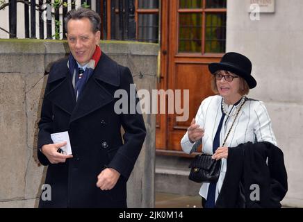 File photo datato 5/3/2016 di Richard e Grant e Joan Washington l'attore ha ricordato la sua moglie tardiva dicendo che si sente 'grato per i 38 anni che abbiamo avuto insieme'. Washington, un allenatore di voce per celebrità tra cui Penelope Cruz e Jessica Chastain, è morto nel settembre dello scorso anno all'età di 74 anni. Data di emissione: Venerdì 29 luglio 2022. Foto Stock