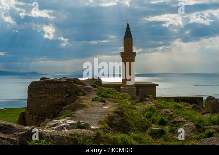 Bellissimo tramonto sul lago con un minareto. Van Lake sullo sfondo, Turchia orientale Foto Stock