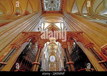 La Cattedrale di Durham costruita nel 1093 dai Normanni, è un sito patrimonio dell'umanità dell'UNESCO e mostra il dettaglio del tetto con tetto ad arco e colonne e la Rosa Orientale Foto Stock