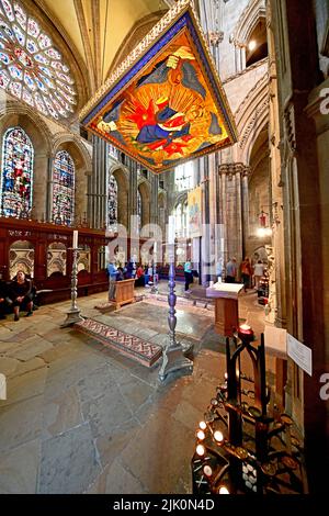 La Cattedrale di Durham costruita nel 1093 dai Normanni è un sito patrimonio dell'umanità dell'UNESCO e mostra la tomba di San Cuthbert con tetto ad arco e colonne e l'EA Foto Stock